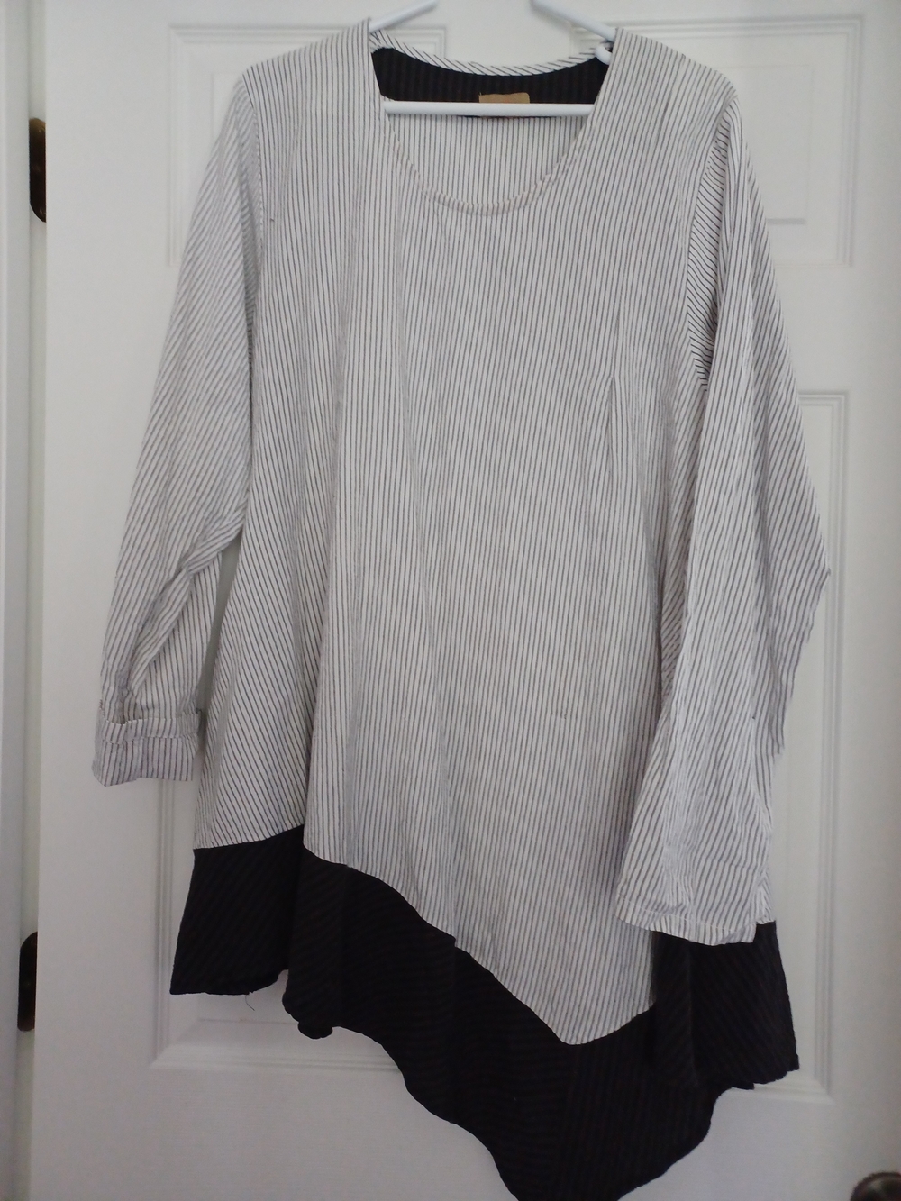 Tulip Womens Size M Striped Asymmetric Hem Long Sleeve Top - Black & White
